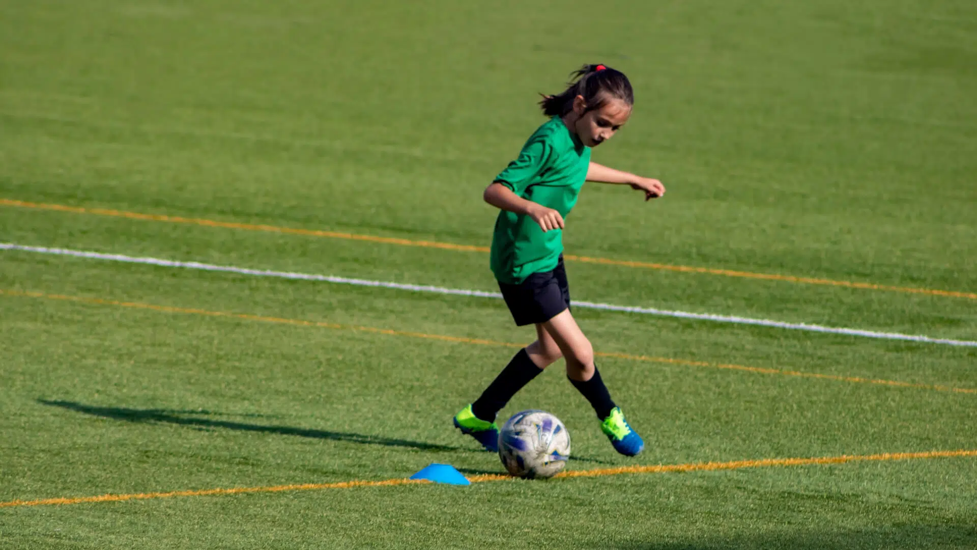 club soccer tryout tips: girl playing soccer