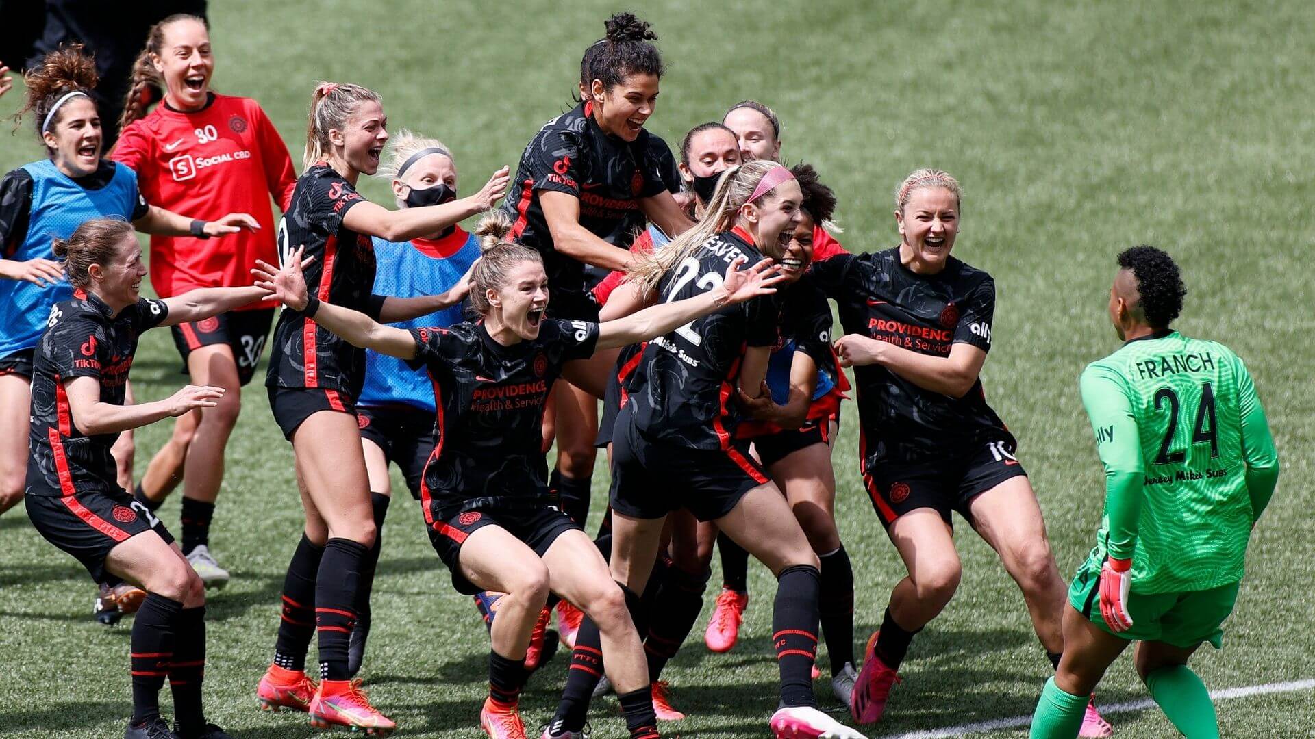 portland thorns celebrating challenge cup win