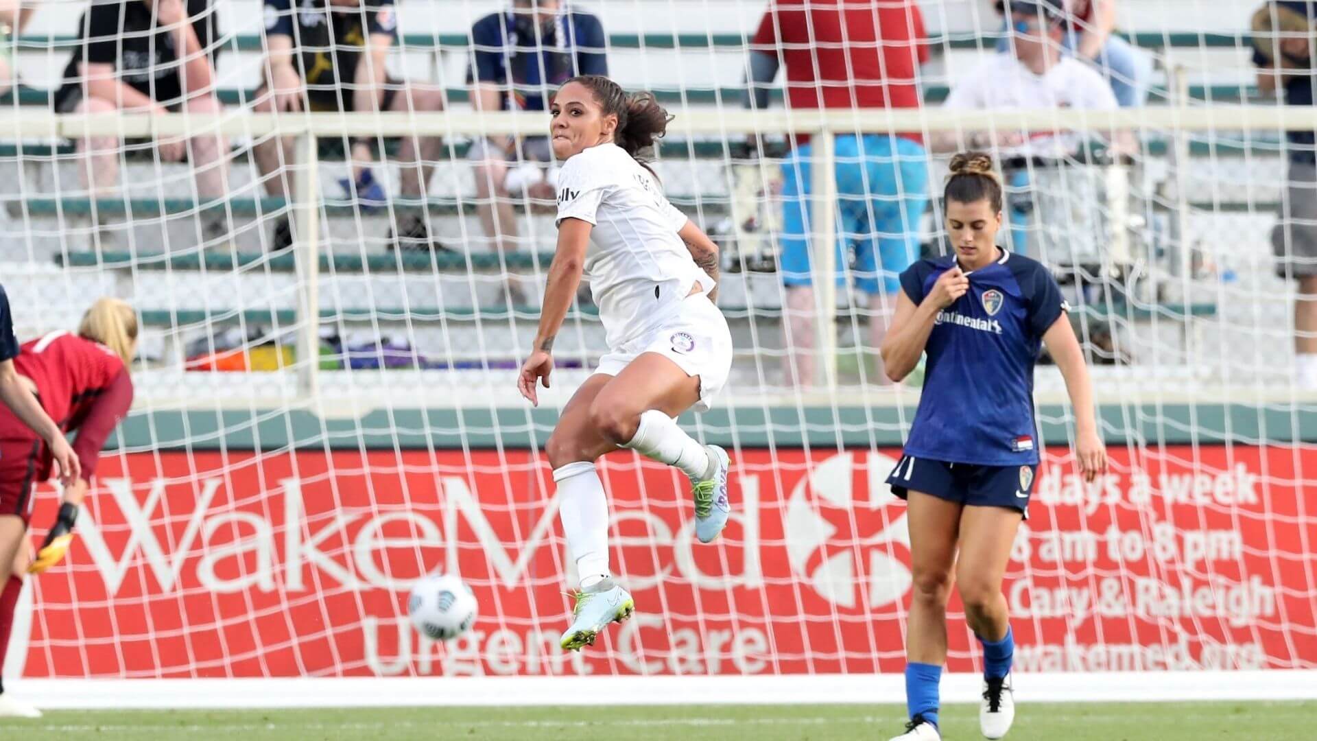 sydney leroux celebrating orlando pride goal