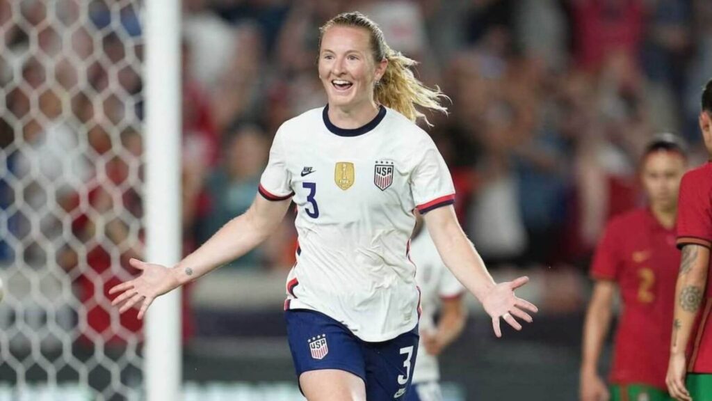 Sam Mewis celebrating goal