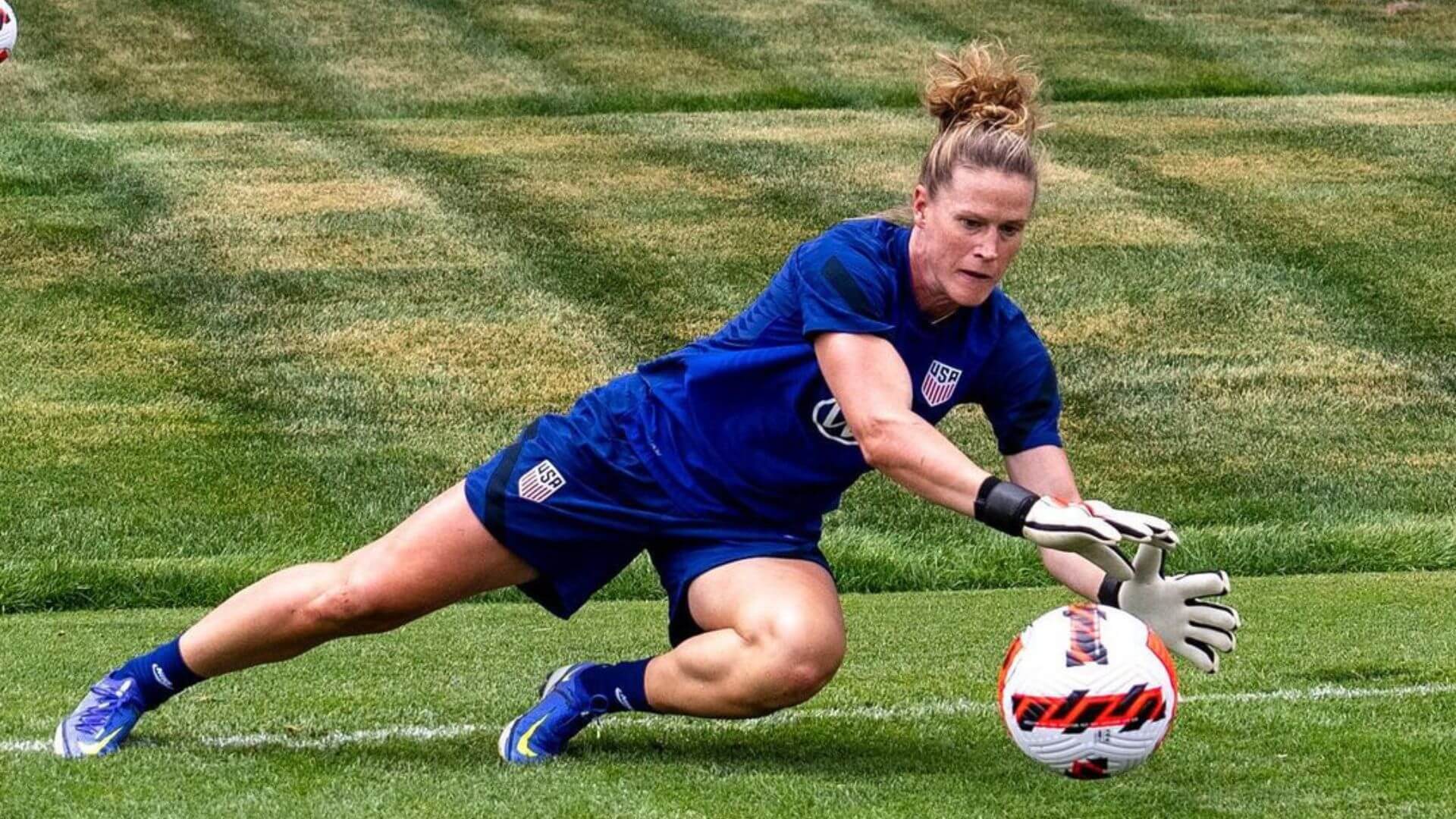 Alyssa Naeher training for the USWNT vs Colombia match