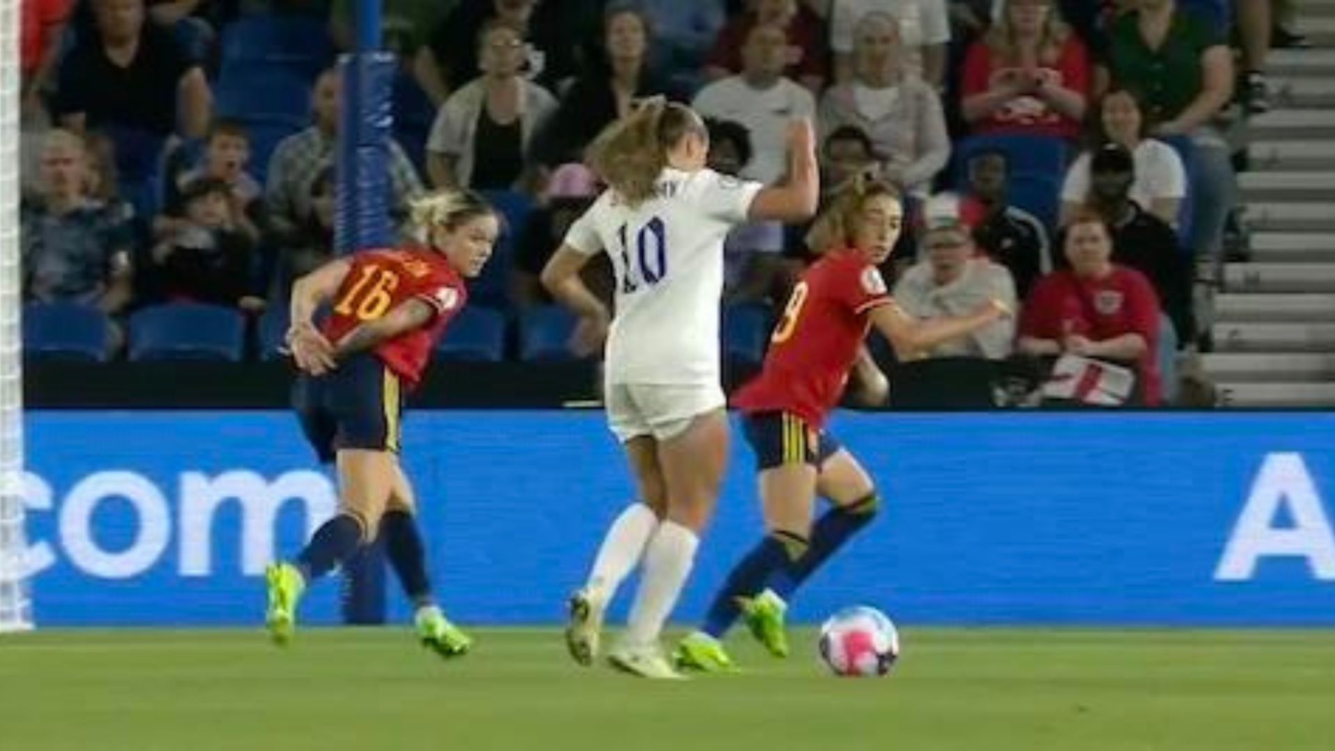 Georgia Stanway dribbling versus Spain