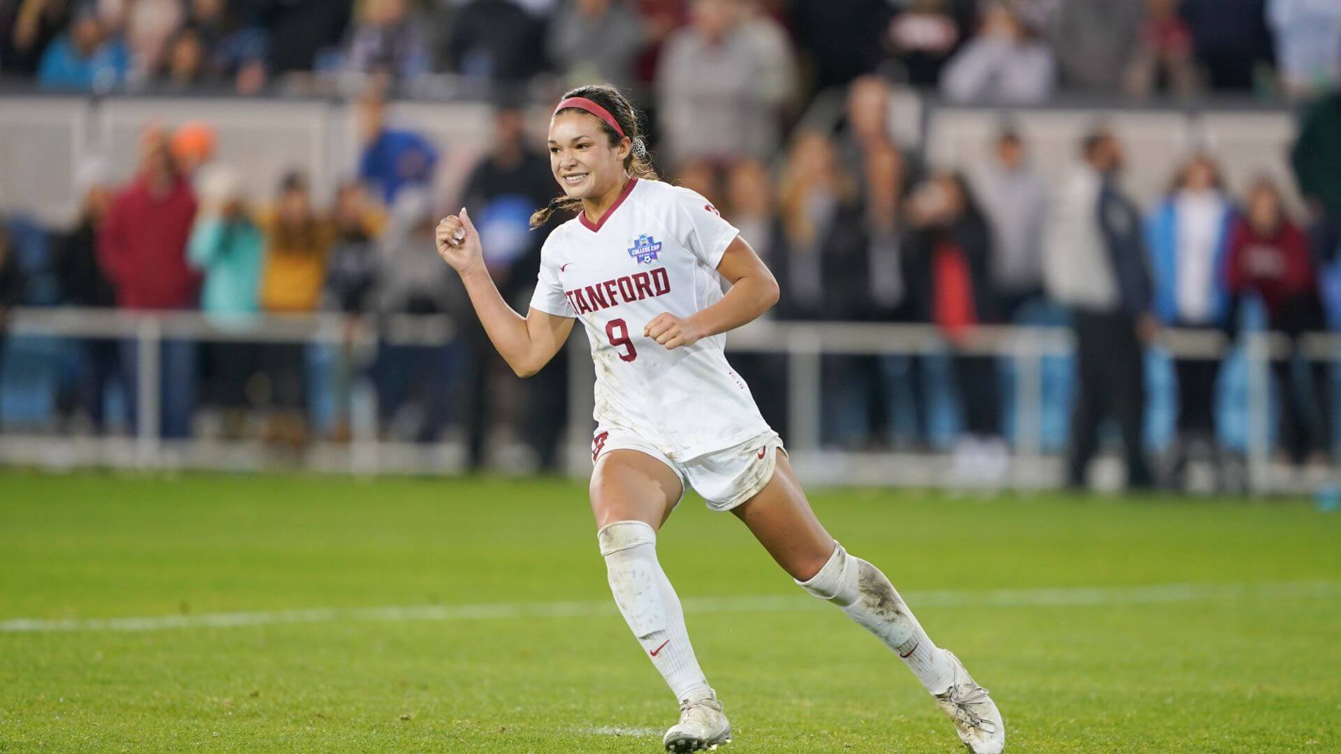 Sophia Smith playing at Stanford, one of the colleges that produce the most pro players