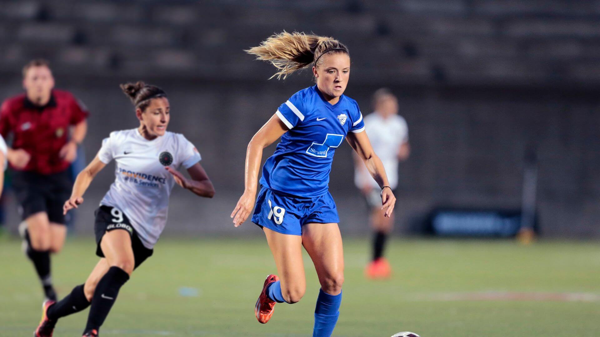 Kristie Mewis playing for the Boston Breakers, the old Boston women's soccer team